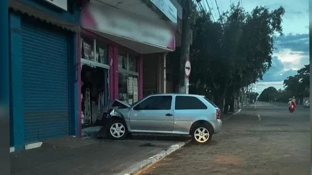 carro-invade-loja-e-destroi-vitrine-no-centro-de-aquidauana