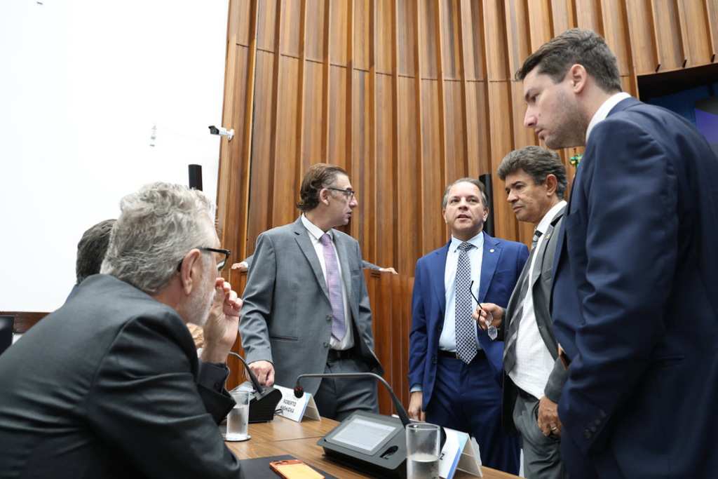 interesse-em-novos-cargos-pode-renovar-cinco-das-24-cadeiras-na-assembleia