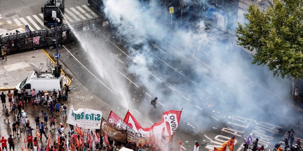 argentina:-reforma-trabalhista-permite-jornada-de-12h-e-limita-greves