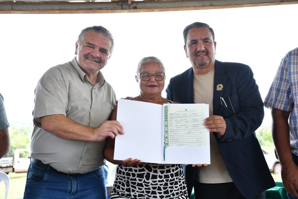 prefeito-mauro-do-atlantico-participa-de-momento-historico:-mais-de-150-familias-dos-indaias-recebem-titulos-definitivos