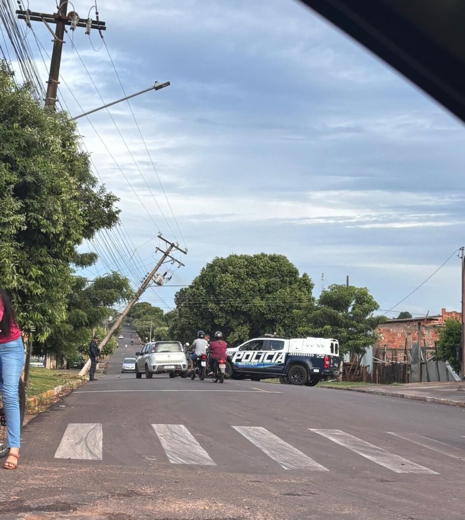 batida-contra-poste-provoca-apagao-e-complica-transito-em-aquidauana