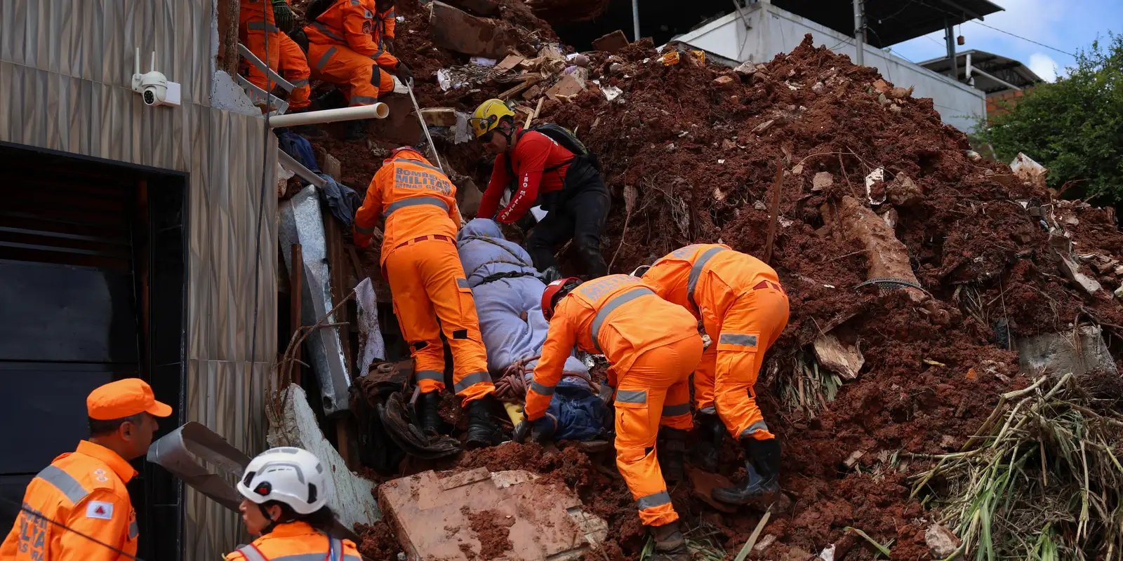 chuva-mata-55-pessoas-e-mobiliza-oito-frentes-de-resgate-em-minas