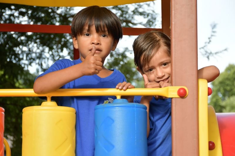 prefeitura-entrega-kits-escolares,-uniformes-e-novo-parquinho-na-escola-indigena-polo-lutuma-dias