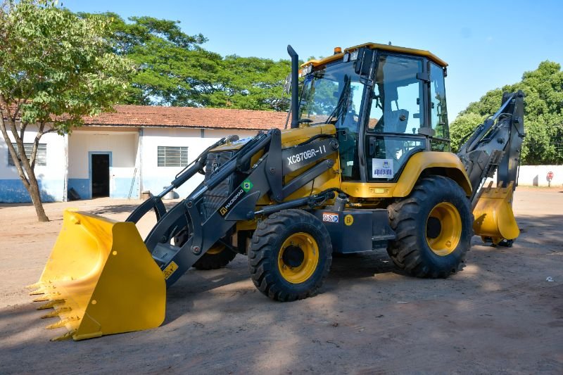 prefeitura-de-aquidauana-recebe-nova-retroescavadeira-para-reforcar-servicos-urbanos-e-rurais