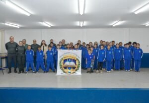 alunos-da-escola-civico-militar-caic-recebem-novo-fardamento-de-inverno-em-aquidauana