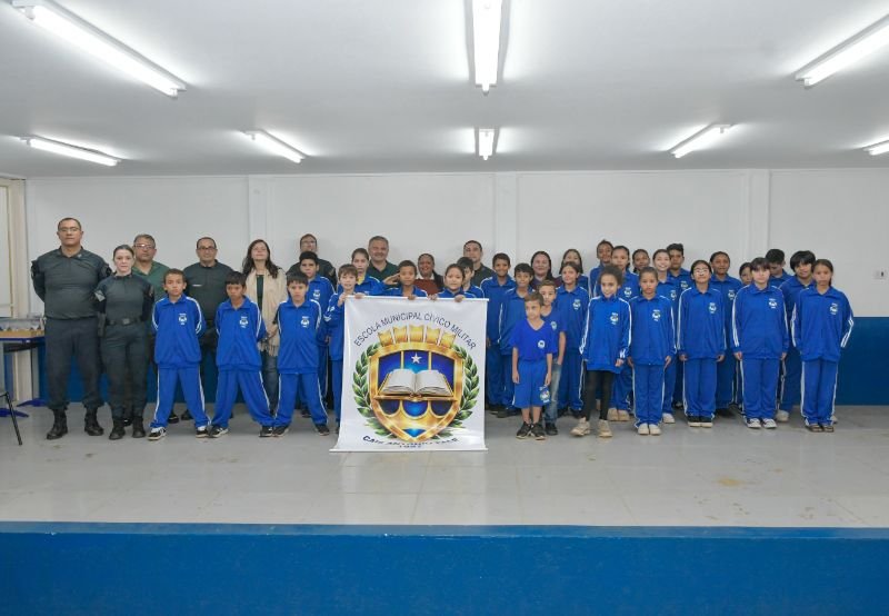 alunos-da-escola-civico-militar-caic-recebem-novo-fardamento-de-inverno-em-aquidauana