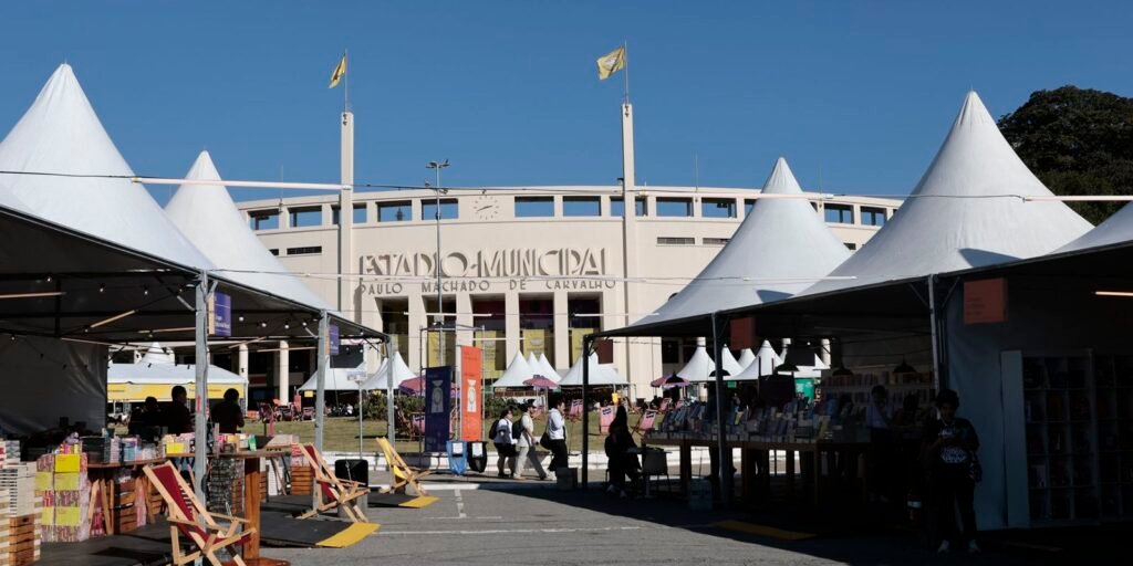 feriado-em-sp-tem-programacao-gratuita-em-feira-do-livro-no-pacaembu