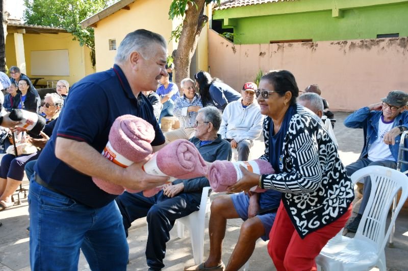prefeitura-de-aquidauana-realiza-entrega-de-cobertores-para-trabalhadores-do-artefatos-e-idosos-do-cci