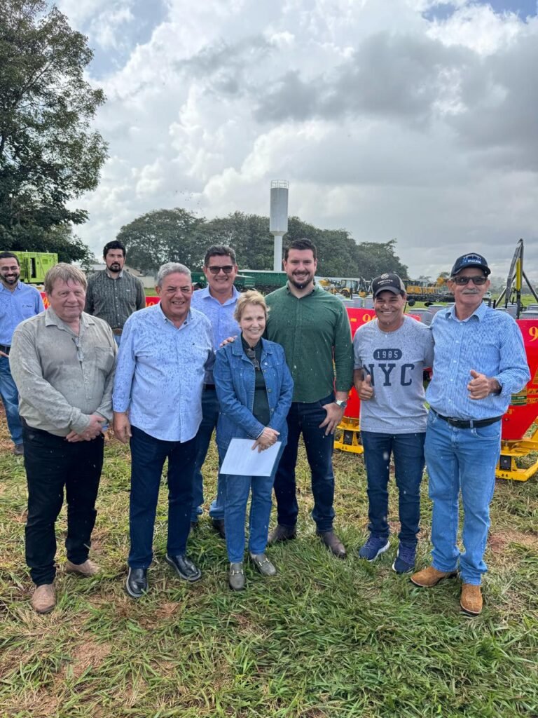 marco-santullo-acompanha-tereza-cristina-na-entrega-de-maquinarios-que-fortalecem-a-agricultura-em-mato-grosso-do-sul