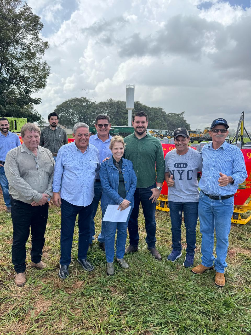 marco-santullo-acompanha-tereza-cristina-na-entrega-de-maquinarios-que-fortalecem-a-agricultura-em-mato-grosso-do-sul