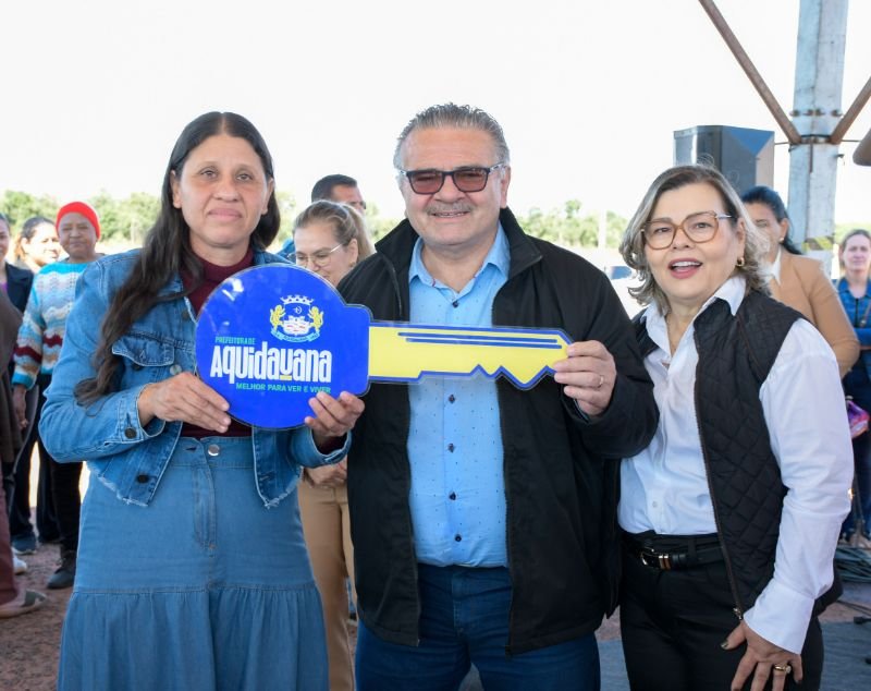 aquidauana-entrega-14-casas-populares,-anuncia-construcao-de-mais-65-moradias-e-amplia-investimentos-em-habitacao
