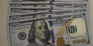 dolar-cai-a-r$-5,13,-e-bolsa-recua-em-dia-de-ajuste-no-mercado