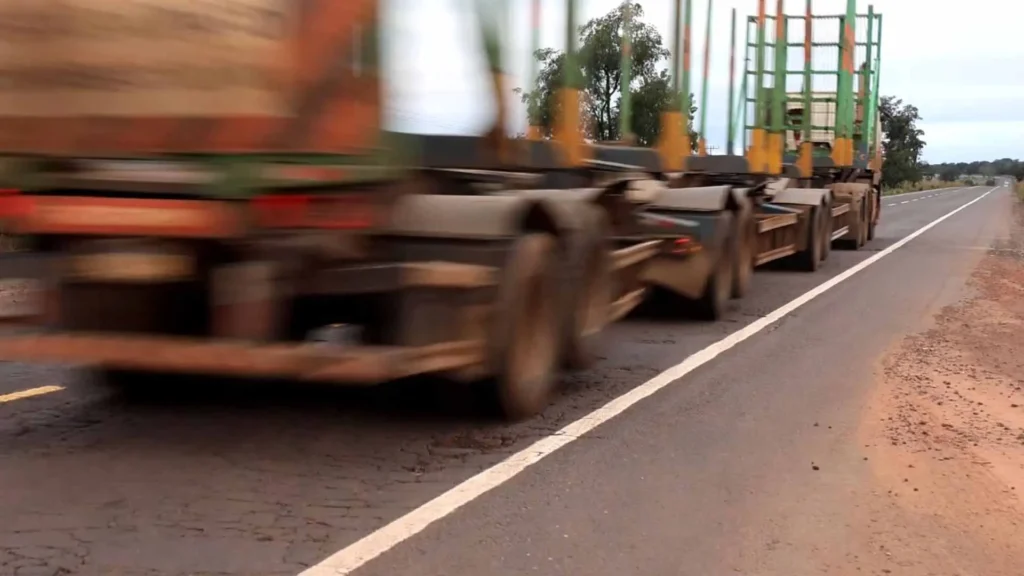 carretas-com-excesso-de-peso-destroem-br-262-e-cidades-de-ms-vivem-expectativa-da-duplicacao