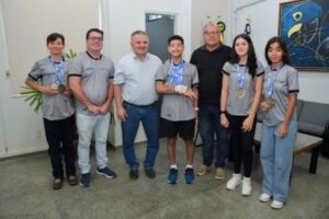 aquidauana-homenageia-medalhistas-da-natacao-e-comemora-vaga-de-matheus-maeda-nos-jogos-escolares-brasileiros