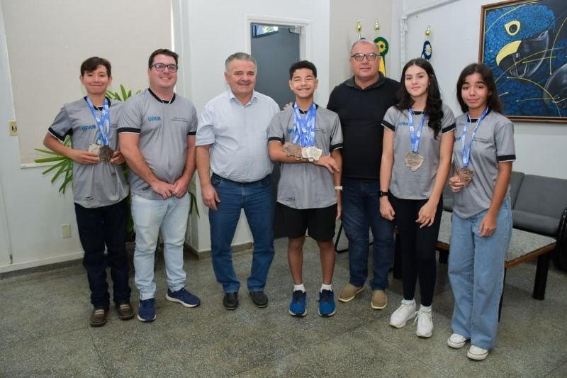 aquidauana-homenageia-medalhistas-da-natacao-e-comemora-vaga-de-matheus-maeda-nos-jogos-escolares-brasileiros