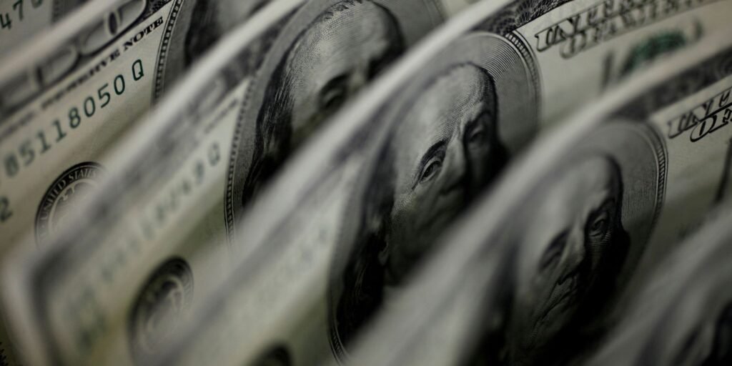 dolar-sobe-para-r$-5,11,-e-bolsa-fica-estavel,-apesar-de-tensao-global