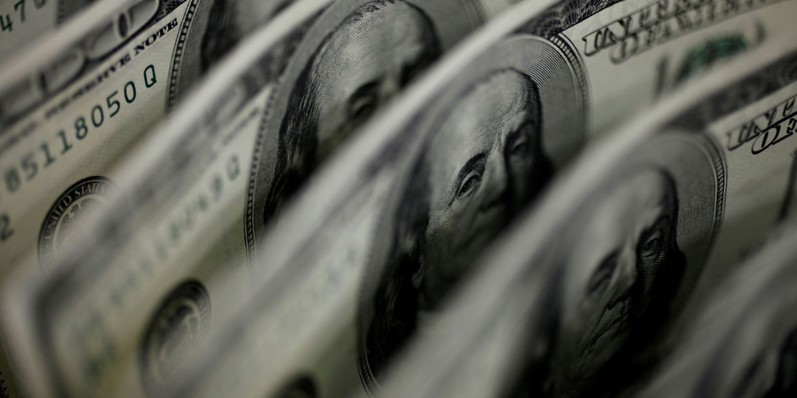 dolar-sobe-para-r$-5,11,-e-bolsa-fica-estavel,-apesar-de-tensao-global