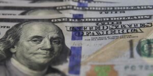 dolar-cai-ao-menor-valor-desde-junho-com-alta-do-petroleo