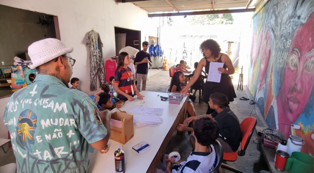 oficina-gratuita-de-moda-sustentavel-transforma-roupas-usadas-em-arte-e-criatividade-na-vila-nhanha