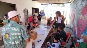 oficina-gratuita-de-moda-sustentavel-transforma-roupas-usadas-em-arte-e-criatividade-na-vila-nhanha