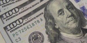 dolar-cai-ao-menor-nivel-em-quase-dois-meses,-com-alivio-externo