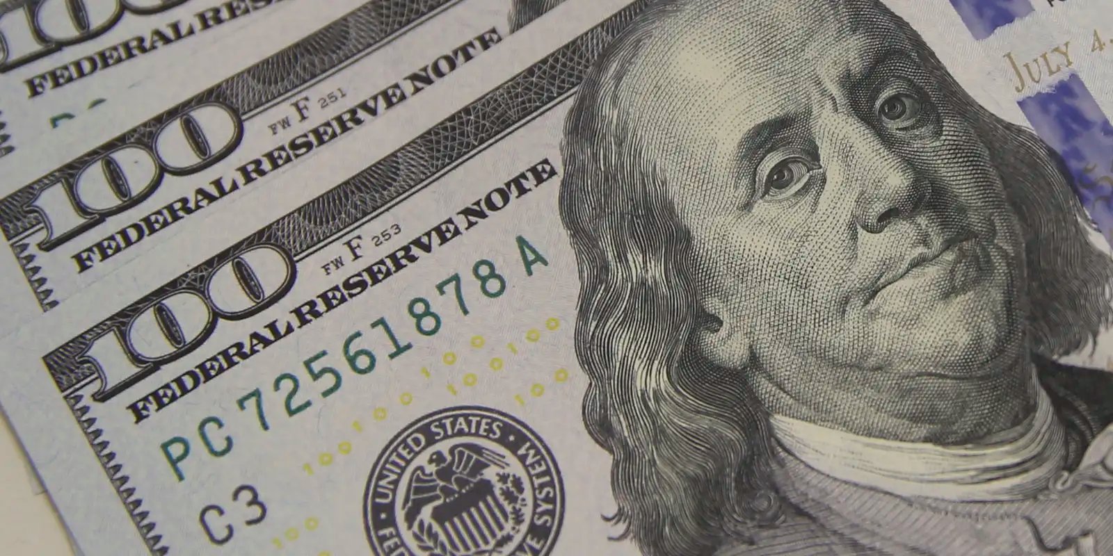 dolar-cai-ao-menor-nivel-em-quase-dois-meses,-com-alivio-externo