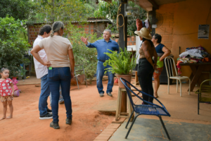 mauro-do-atlantico-percorre-vila-trindade,-ouve-moradores-e-planeja-acoes-para-atender-prioridades
