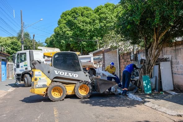 prefeitura-de-aquidauana-inicia-forca-tarefa-de-limpeza-pela-vila-bancaria