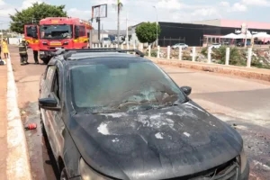 passageiro-pula-de-carro-em-movimento-apos-veiculo-pegar-fogo-na-ernesto-geisel