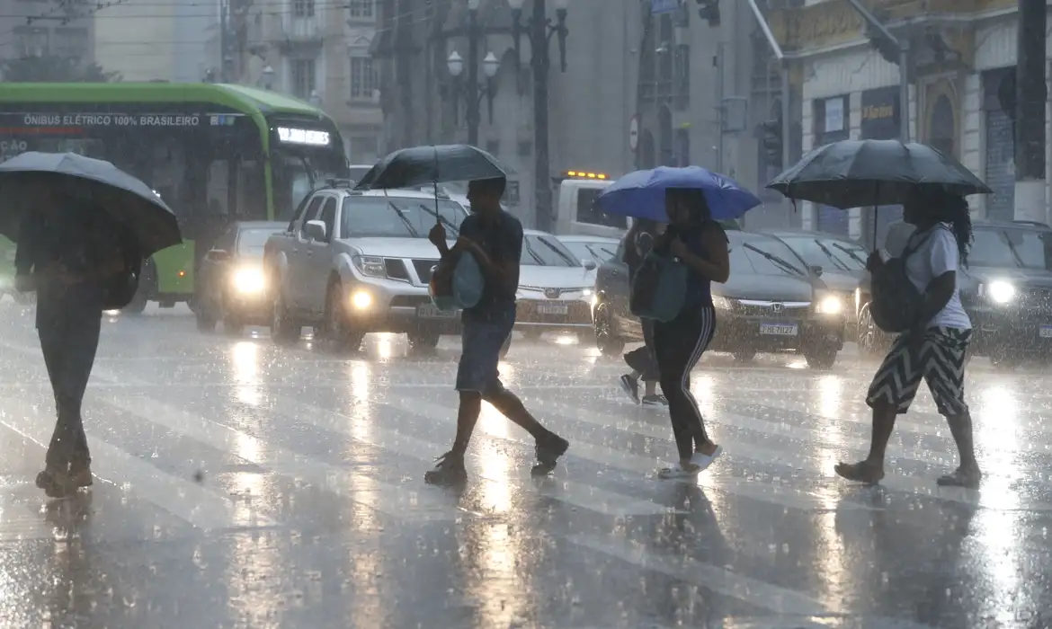frente-fria-intensifica-temporais-ao-longo-do-dia;-veja-a-previsao-de-hoje