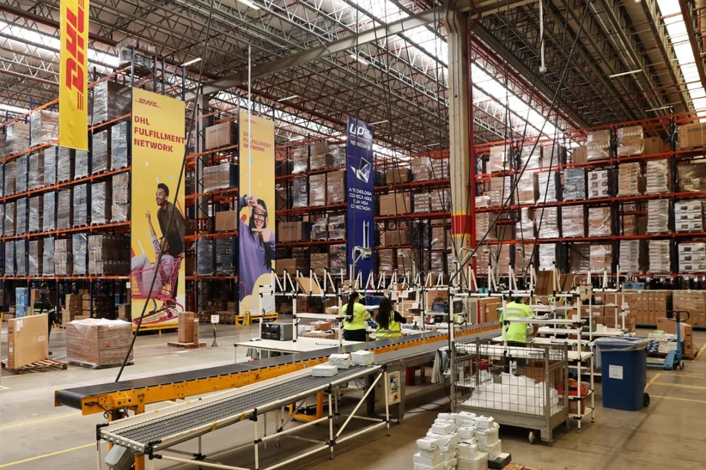 robos,-contratacoes-e-37-milhoes-de-pacotes:-a-operacao-da-dhl-para-black-friday-e-natal